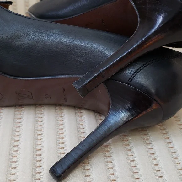 LOUIS VUITTON PUMPS WITH LV CUBE CHARM - Picture 9 of 11